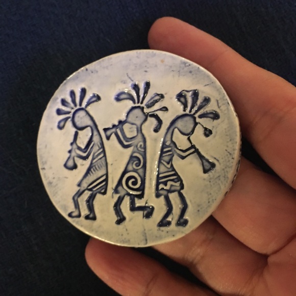 Artist signed Kokopelli glazed clay brooch - Picture 3 of 4